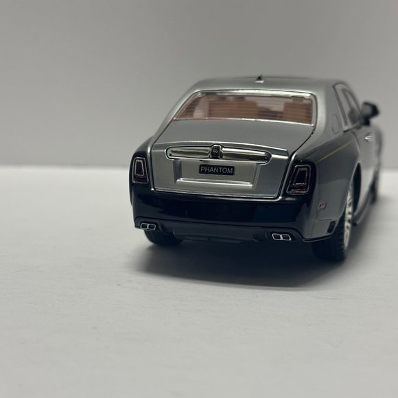 1:24 Rolls-Royce Phantom Metal Diecast Silver Black WITH LEDS Roll-Back - Picture 4 of 13